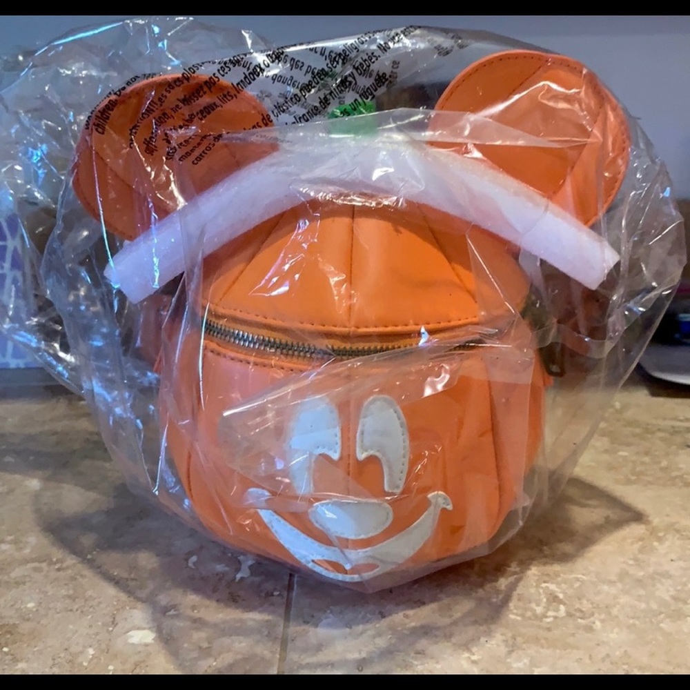 Mickey jack-o-lantern pumpkin glow in the dark crossbody 🎃 - Picture 6 of 6